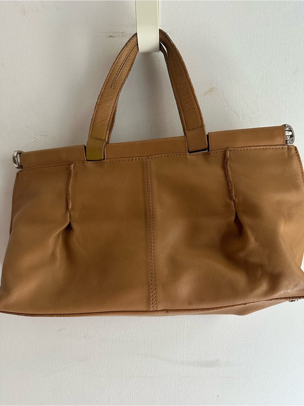 Beautiful Lamarthe Paris genuine leather handbag in a warm camel/cognac tan.